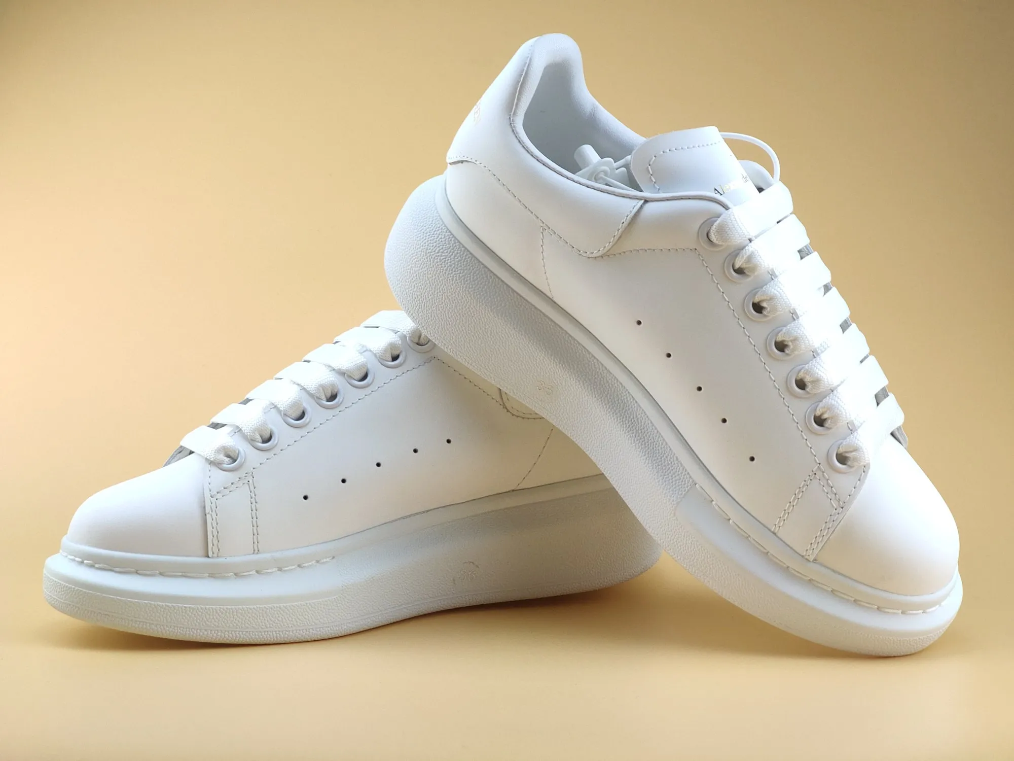 👟👟Ex-factory price 480 👟👟 ALEXANDER MQUEEN (McQueen) 🎉The highest quality silk cowhide version on the market🎊, imported water-dyed sheepskin inside, 1:1 replica at the counter, star style T stage catwalk, a must-have for fashionistas , the original high-temperature and ultra-clear air pressure logo on the foot, absolutely counter-matched version, the arc of the back bag is truly genuine 0⃣ difference, using an exclusive privately molded double-layer vacuum outsole, which is light on the foot and has excellent rebound! Running🏃✈The first choice item for outdoor sports💅💅Trend and fashion coexist📣Female style: 35-39, male style: 39-44 with original packaging